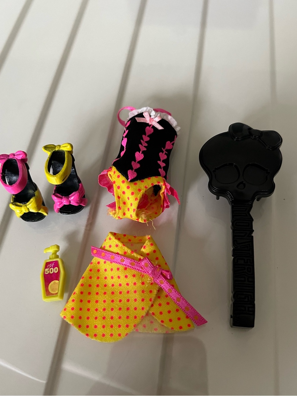 Monster High Gloom Beach Draculaura Doll Clothes and Accessories